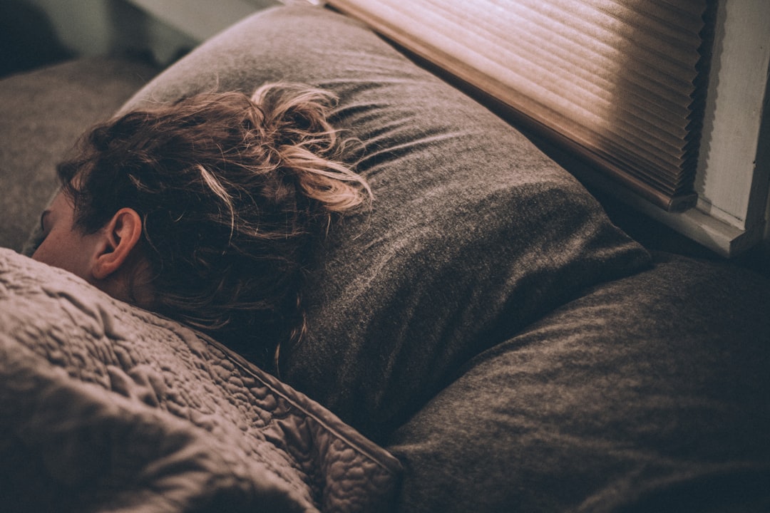 Woman sleeping comfortably â day vs night pads guide