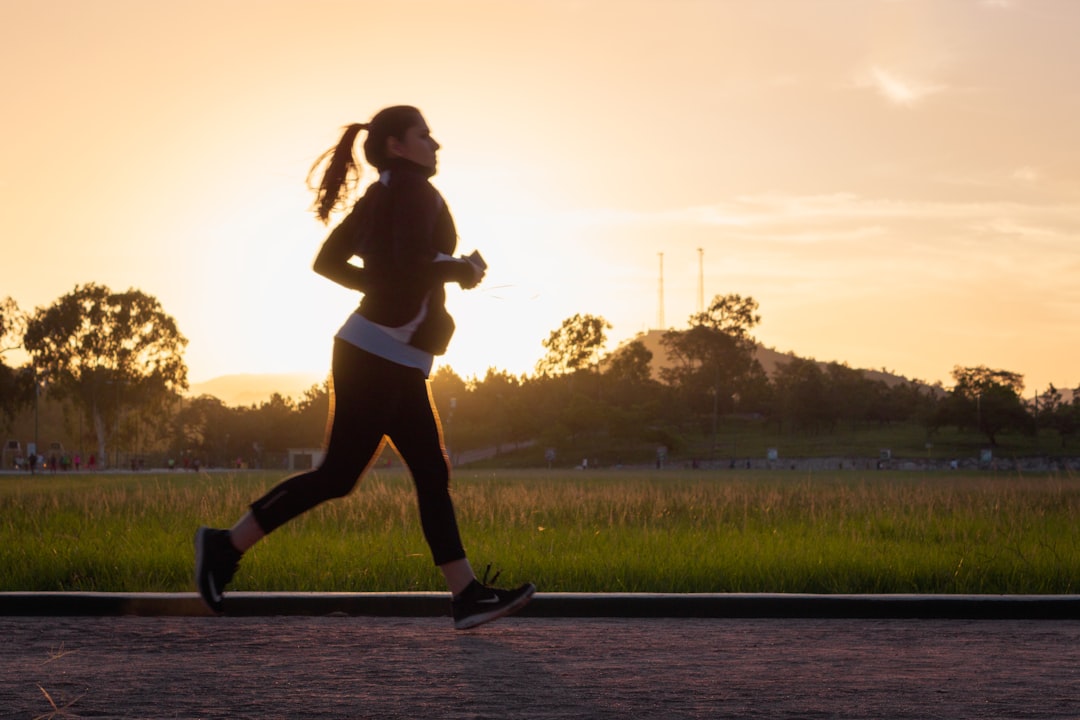 Active woman jogging â tampons vs pads guide